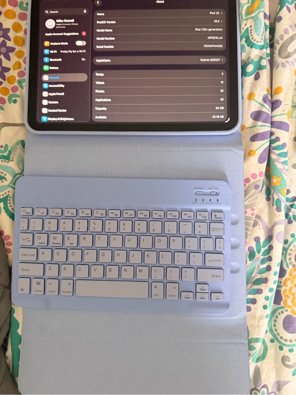 Apple IPad 10th Generation 64 GB w/ Bluetooth blue keyboard-excellent condition